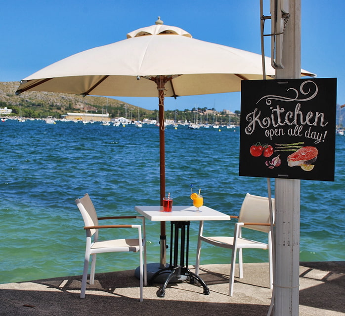 Mesa con sombrilla del Restaurante & bar Capri 