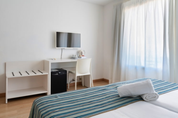 DOPPELZIMMER MIT TERRASSE 2 Vollständig ausgestattetes Zimmer mit Terrasse
