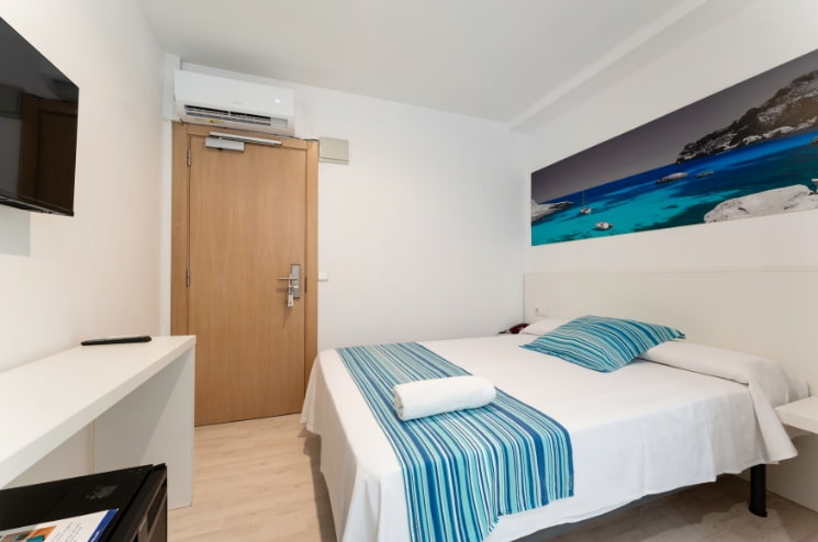EINZELZIMMER 2 Zimmer für eine Person mit Bett, Minibar und Schreibtisch.