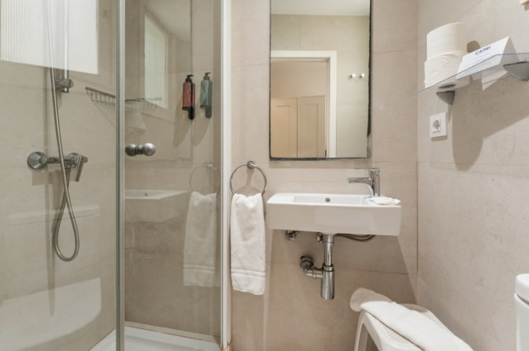 EINZELZIMMER 3 Zimmer für eine Person mit Bett, Minibar und Schreibtisch.