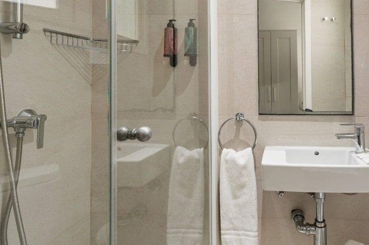 EINZELZIMMER 4 Zimmer für eine Person mit Bett, Minibar und Schreibtisch.